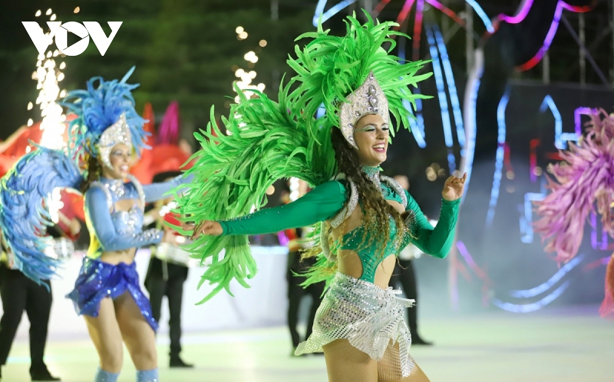 Thousands revel in dances of five continents at Carnival Ha Long 2023
